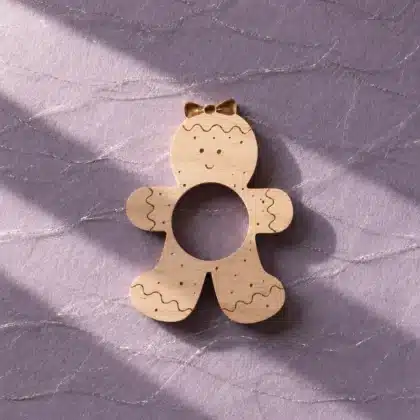Lebkuchenmann Deko Serviettenring Dufti aus Holz auf lavendelfarbenem Hintergrund mit Silberfäden