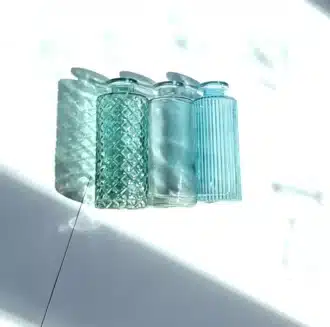 grüne vasen aus glas
