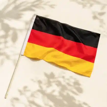 Stabfahne Deutschland auf cremeweißem Hintergrund