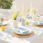 Sommerlicher Boho-Tisch mit modern gefalteten Servietten in Hellblau und Zitronengelb