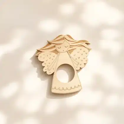 Serviettenhalter Engel Änglasång aus Holz auf cremebeigem Hintergrund mit zarten Wolkenschatten