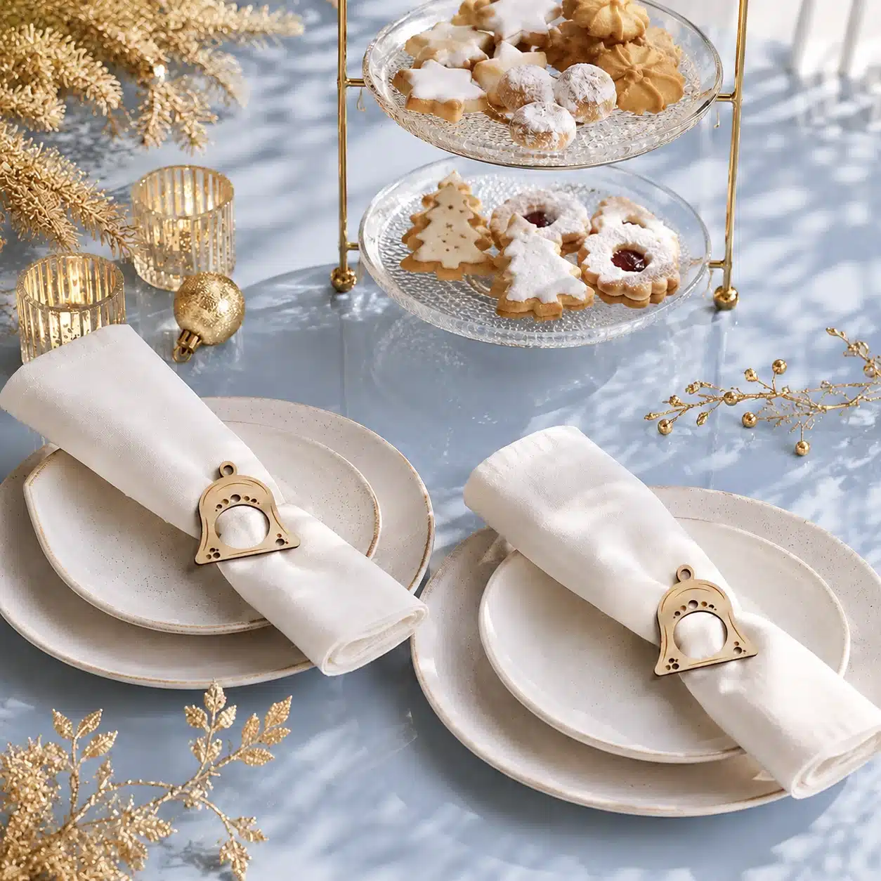 Festlicher Weihnachtstisch mit goldener Etagere, Plätzchen und Serviettenringen Jingle Bells
