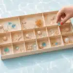 Setzkasten aus Holz selber bauen und mit Muscheln sowie Glassteinen gestalten