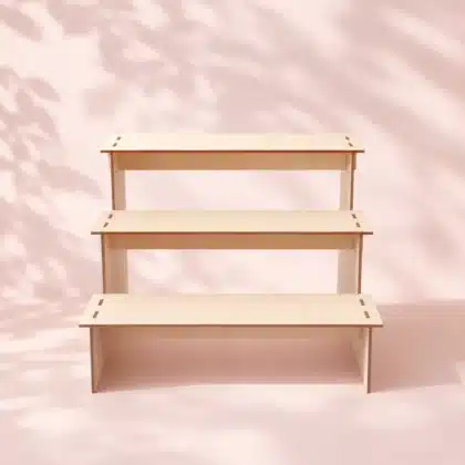 Tuva Stufendisplay Holz frontal auf rosa Hintergrund