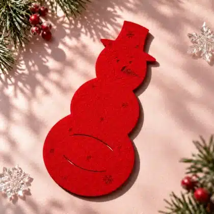 Tischdeko Advent aus kirschrotem Filz in Schneemannform mit Zylinder und Schneeflocken