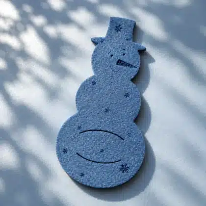 Tischdeko Winter aus eisblauem Filz in Schneemannform mit Zylinder und Schneeflocken